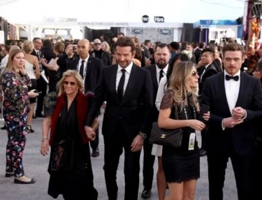 Μπράντλεϊ Κούπερ: Προτίμησε τη μητέρα του από την Ιρίνα Σάικ να τον συνοδέψει σε βραβεία (φωτο)